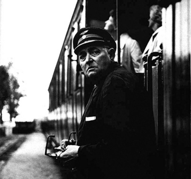 Kondüktör: Trende bilet kontrolü yapan kimse