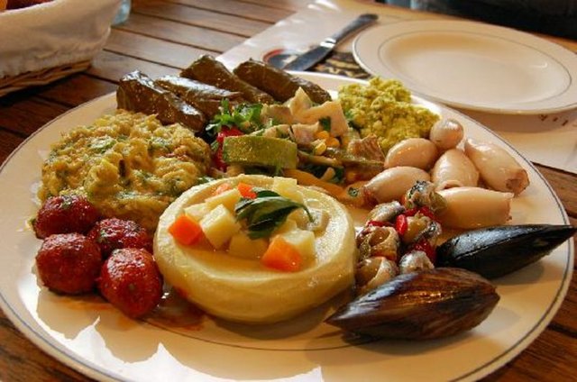 Gurme: Fransız kökenli bir sıfat olan 'gurman'dan gelir. Gourmet, "lezzeti keşfetmiş, damak tadına sahip kişi" demek. Ayrıca, "yemesini bilen" anlamına da gelir.