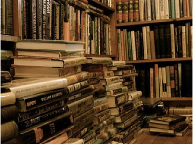 Sahaf: Genellikle kullanılmış ve eski ve değerli kitap alıp satan kitapçı.