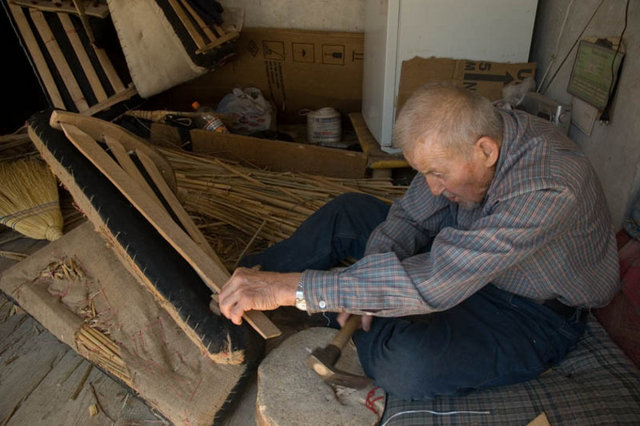 Semerci: At, eşek, katır vb. hayvanların sırtına yerleştirilen, üzerine yük bağlanan veya binilen, iskeleti yapan usta.