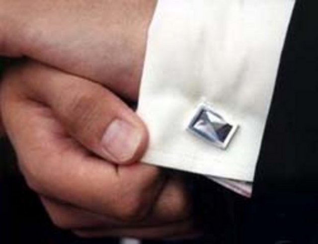 Ateşemiliter: Bir elçiliğe bağlı askerlik uzmanı.