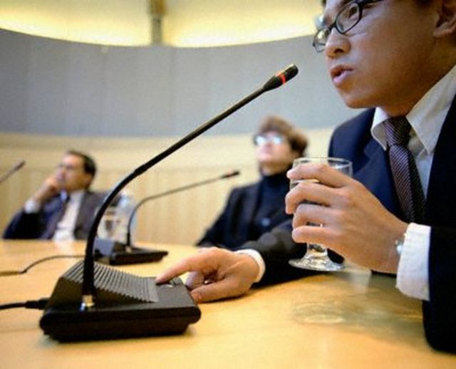 Mütercim tercüman: Çevirmen, mütercim veya tercüman, bir metni veya bir konuşmayı bir dilden başka bir dile çevirmeyi meslek edinen kişilerin genel adıdır.