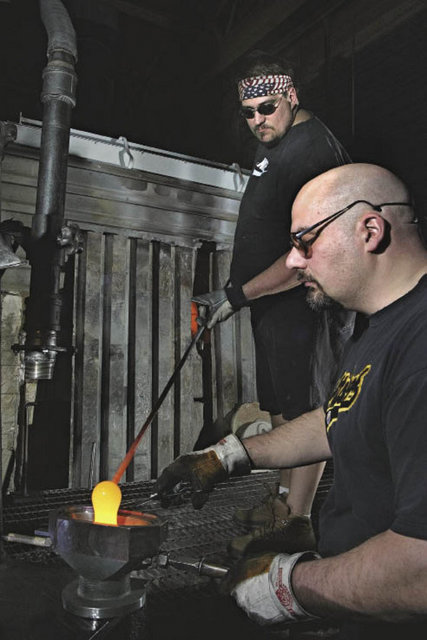 Fıskacı: Cam madenini potadan alıp, demir çubuğa üflereyerek biçim veren usta.