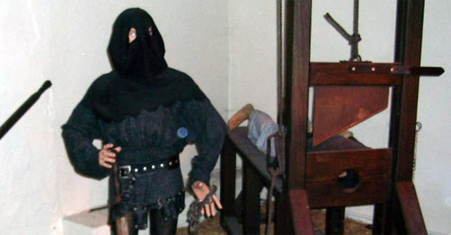 Cellat: Ölüm cezalarının infazını gerçekleştiren kişinin ünvanı. Arapça "Kırbaçla Vurmak" anlamına gelen "Celd" kökünden türemiştir.