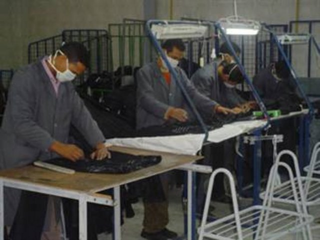 Taşlama: Kot beyazlatmak veya eskitmek için dünyada makina kullanılarak yapılan işin elle yapılması.