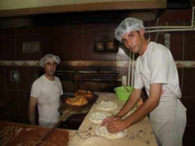 Hamurkâr: Fırınlarda hamur yoğuran kimse.