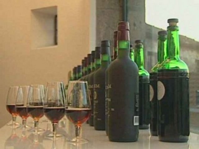 Degüstatör: Profesyonel şarap tadımcısı.