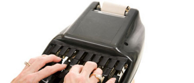 Stenograf:  Alfabenin harfleri, noktalama işaretleri, kelimeleri yerine semboller ve kısaltmalar kullanan çabuk yazma sistemiyle kayıt yapan kimse.