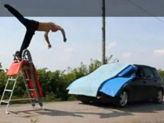 Dublör: Bir oyuncunun yerine filmin bazı sahnelerinide asıl oyuncu yerine oynayan, rol yapan kişi.