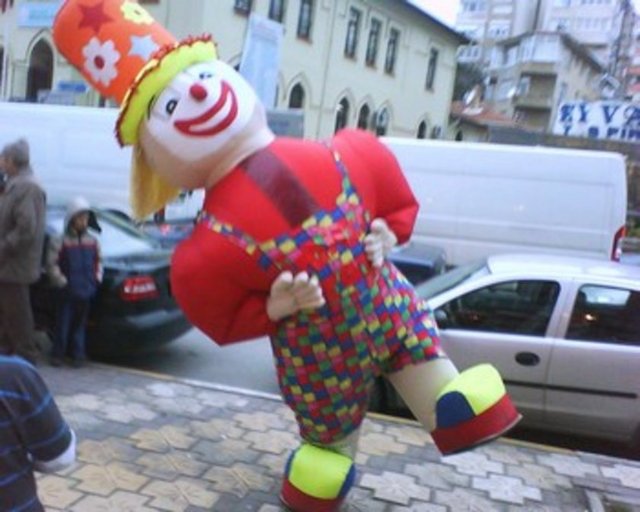 Animatör: İnsanların tatil yerlerinde iyi zaman geçirmeleri için bir takım eğlence ve gezi programları düzenleyen kişi.