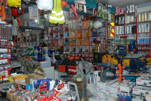 Nalbur: Çivi, kilit, menteşe gibi yapı işlerinde kullanılan şeyleri satan kimse (Osmanlıca 'Nal' kelimesinden)