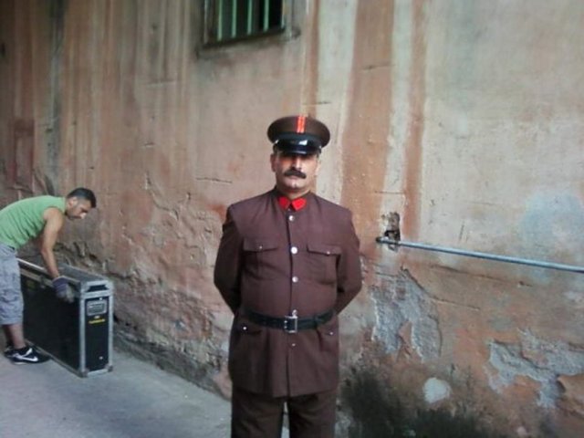 Gardiyan: Cezaevlerinde düzeni, tutukluların yasalara uygun biçimde davranmalarını sağlamakla görevli kimse.