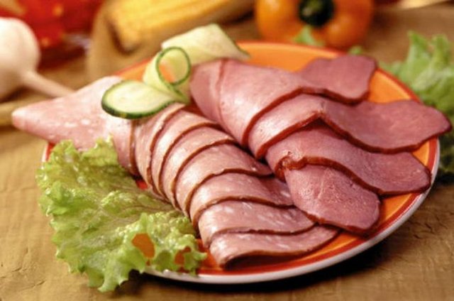 - Sucuk, salam, sosis gibi işlem görmüş et ürünleri, işlenmiş, tütsülenmiş balık ve etler