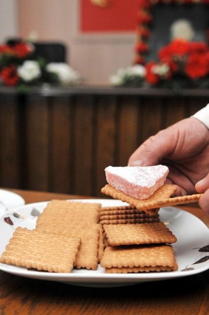 - Bisküvi, şeker, gofret gibi mısır şurubu içerenler