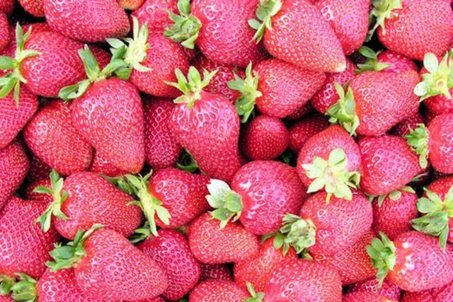 15. KIRMIZI MEYVELER: Kırmızı üzüm, kızılcık, çilek, kiraz gibi kırmızı meyvelerin hepsini en iyi antioksidan meyveler olarak, kanser başta olmak üzere pekçok hastalıktan korunmak için tüketmekte fayda var.