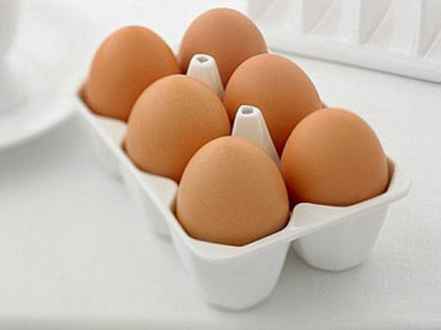 7. YUMURTA: Yumurta bulabileceğiniz en iyi protein kaynağıdır. Vücut proteinlerine çok benzediğinden vücutta yüzde 100 oranında kullanılır. Yumurta ayrıca güzellik için de önemli olan biotin ve B12 vitaminlerini içerir.