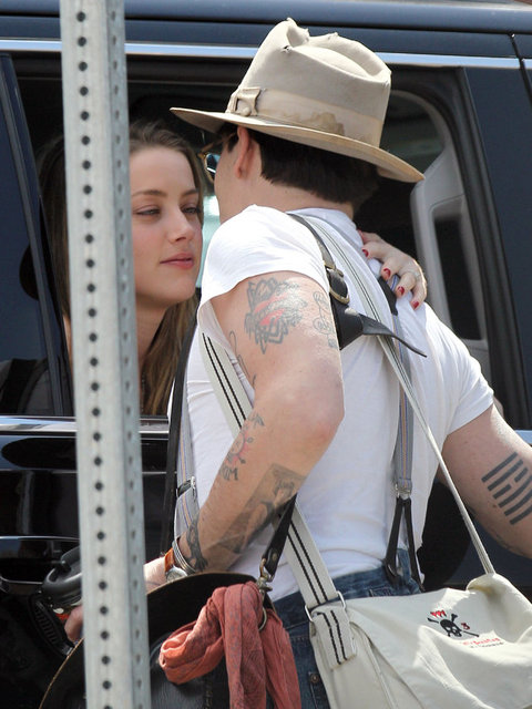 Johnny Depp sevgilisi Amber Heard'ü uğurlarken öpücüğe boğdu.