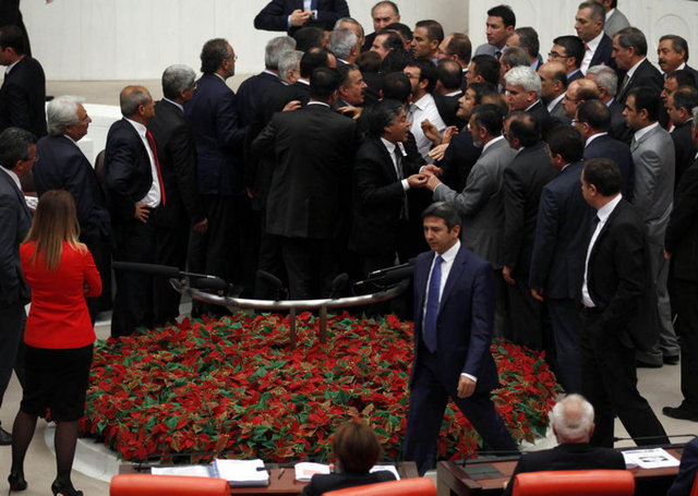 CHP Tunceli Milletvekili Kamer Genç'in, TBMM Genel Kurulu'nda yaptığı konuşmanın ardından tansiyon yine yükseldi.