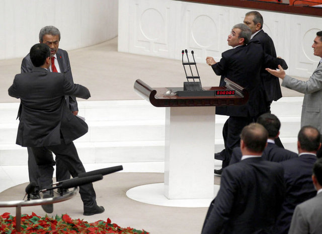 Genç'i CHP'li Özgür Özel kürsüden uzaklaştırdı.