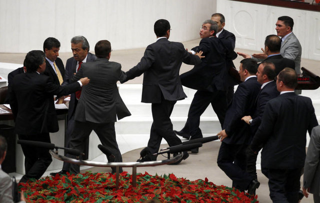 AK Partili milletvekillerinin kendisini öldürmeye çalışacaklarını söyleyen Kamer Genç, "Ellerinden gelse beni diri diri yakmaya kalkarlar. Başıma bir şey gelirse tek sorumlusu Erdoğan'dır. Benim de çoluk çocuğum var akrabalarım var. Herhalde Tayyip'in çevresinden birileri bizi öldürürse Erdoğan ve çocukları yer yüzünde gezemez. Onu bilsin. Bu böyle, kimseyi tehdit etmiyoruz ama bu talimatı gruba bugün o verdi." şeklinde konuştu.