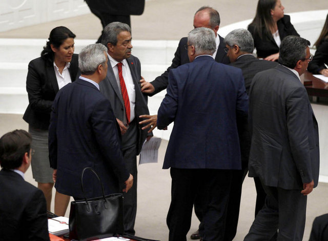 "AK Parti'li milletvekilleri kınama cezası verilmesinde kabul oyu verdi. Bir kırgınlık duydunuz mu?" sorusuna Aslan, "Hayır, niye olsun? Meclis'teki milletvekili arkadaşlarım, partilere bakmaksızın İçtüzük'ün gereğini yerine getirmeli. Bir kırgınlığım olmaz" dedi.