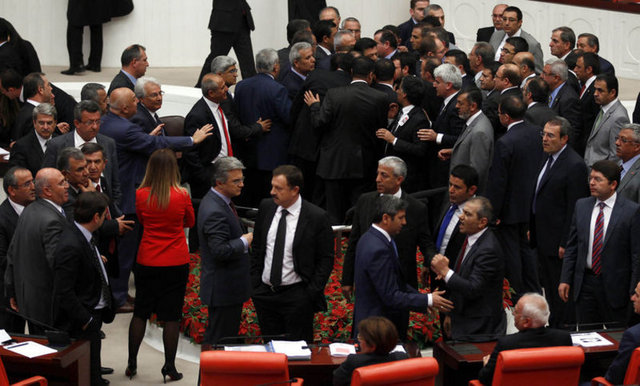 "Bu ifadeler Meclis"in saygınlığına gölge düşürür mü?" sorusunu yanıtlayan Aslan, "Ona toplum, halk karar verir. Vatandaş mutlaka bir kanaat oluşturacaktır. Meclis'in saygınlığı nerede zedelenir, nerede zedelenmez; onun kararını verecek olan halktır. Vatandaş o değerlendirmesini yapar" dedi.