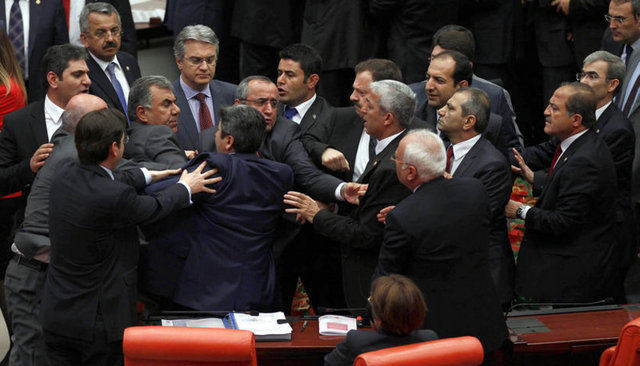 AK Parti Tokat Milletvekili Zeyid Arslan'ın da bu talimat dolayısı ile bugün kendisine hakaretler ettiğini ve bütün AK Partililerin üstüne yürüdüğünü aktardı. Zeyid Arslan'ın kendisine yönelik hakaret içeren sözlerinden bir kısmını okuyan Genç, "Erdoğan, bu sözleri kabul ediyorsa, Zeyid Arslan'ı bakan tayin etsin." dedi.