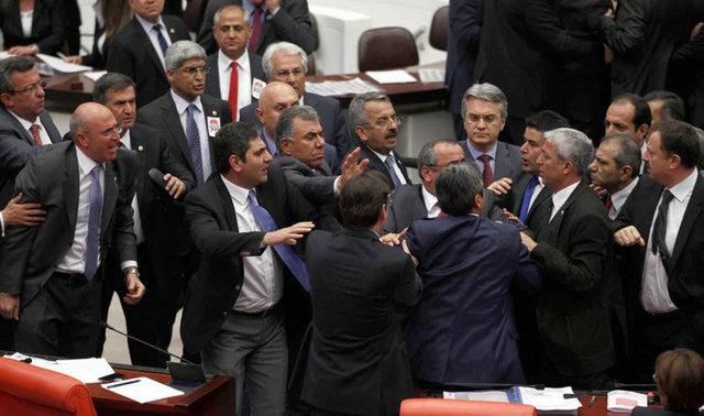 AK Parti Tokat Milletvekili Zeyid Aslan, CHP Tunceli Milletvekili Kamer Genç'e yönelik kullandığı küfürlü ifadelerin yakışık olmadığını belirterek, "Meclise de yakışmadı şahsıma da yakışmadı" dedi.