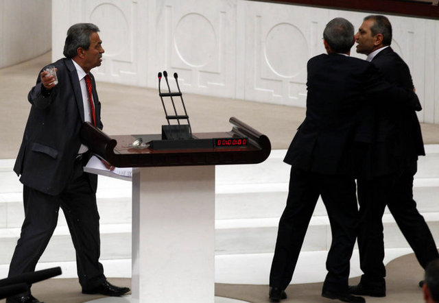 TBMM Genel Kurulu'nda kürsüye çıkan Kamer Genç, son günlerde Aile ve Sosyal Politikalar Bakanı Fatma Şahin'e yönelik tepki çeken sözlerine açıklık getirmek istedi. Genç'in konuşmasına AK Parti'den tepki geldi.