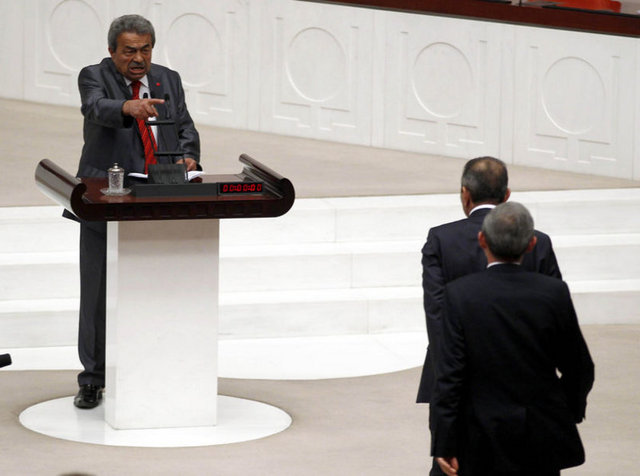 AK Parti'li Zeyid Aslan, Genç'in üzerine yürüdü.  "Öldürürüm seni p... k..." dedi.