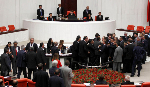 Aslan, kınama cezası verilmesinin Meclis'in takdiri olduğunu ve buna bir şey diyemeyeceğini söyledi. Aslan, konuyla ilgili olarak, AK Parti Grup Başkanvekilleri ile görüşmediğini belirtti.