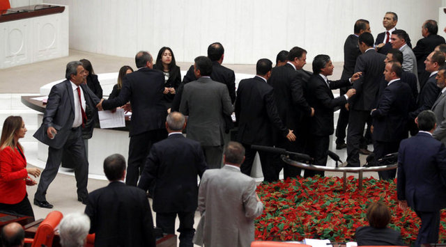 Aslan, "İçtüzük gereğince yapılması gereken ne varsa, elbette Meclis onu yaptı ve yapmalıdır" diye konuştu.