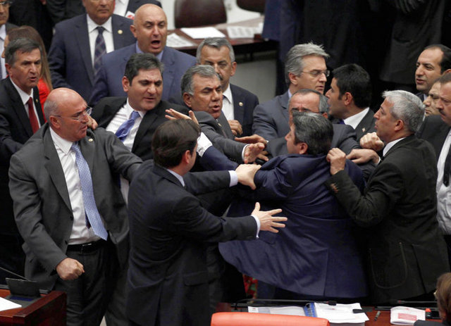 Başbakan ve çevresindekilerin Atatürk'ün bütün eserlerini silmeye çalıştığını savunan Genç, "Erdoğan, Kamer Genç'i öldürün, diyor." ifadesini kullandı.