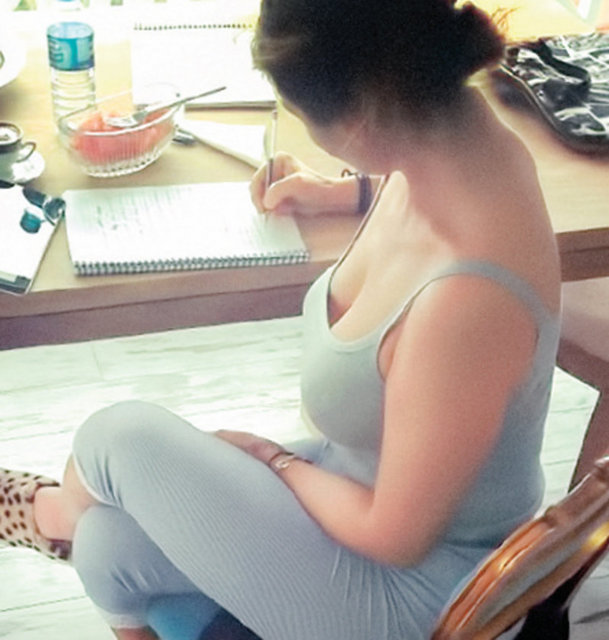 Avşar'ın evde yazı yazarken Twitter'a koyduğu bu sutyensiz fotoğraf olay olmuştu.