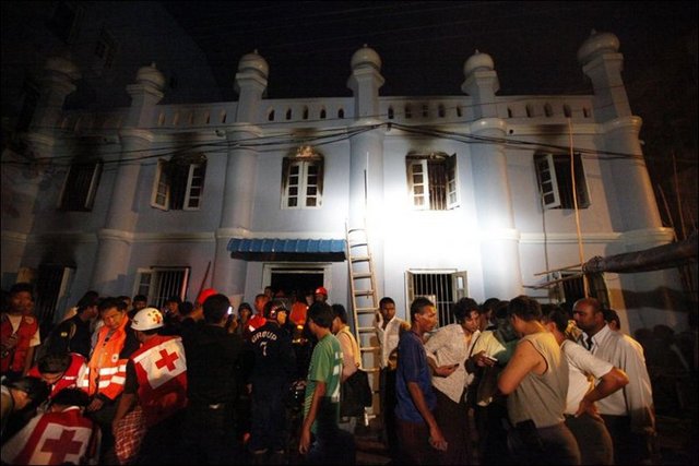 Myanmar'ın iç kesimlerinde Budistlerin 2 cami ile Müslümanlara ait 157 evi ateşe vermesi sonucu yaralanan 10 kişiden birinin yaşamını yitirdi
