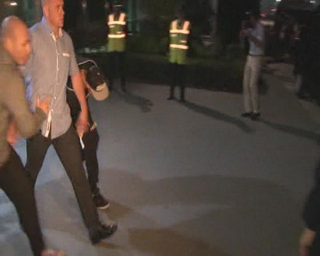 Pasaport kontrollerinin yapılmadığını söyleyerek, sanatçının aşağı inip pasaport kontrolüne girmesini istediler.