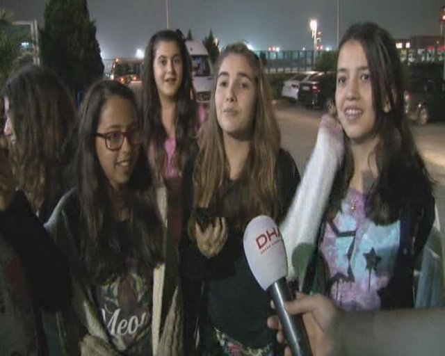 Dünya çapında 15 milyonun üzerinde albüm satışına sahip genç yıldız için 7 kız havalimanında saatlerce bekledi.