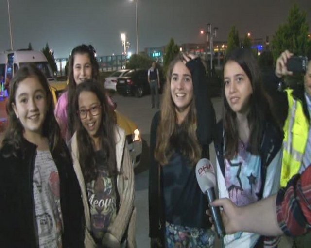 Justin Bieber'ın uçaktan indikten sonra karşılamaya gelen hayranları sevgi gösterisinde bulundu.