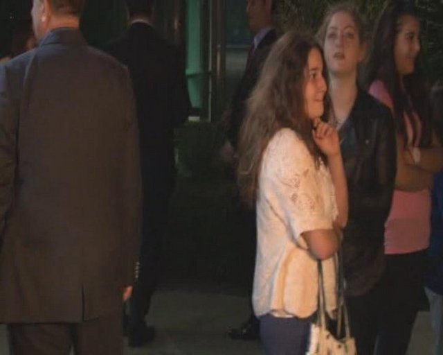 İçeri götürülen pasaportla işlemler yapıldıktan sonra polis pasaportu geri getirdi.