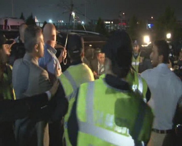 Polis ile sanatçının korumaları arasında uzun süre tartışma yaşandı. Daha sonra pasaport polisi araca gelerek, Bieber pasaportunu aldı.