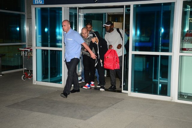 Emniyetin haber merkezine gelen 'Bir otele 30 kişinin baskın yaptığı' ihbarı polisi harekete geçirdi. Beşiktaş'taki otele gelen emniyet güçleri, Justin Bieber'in hayranları ile karşılaştı.