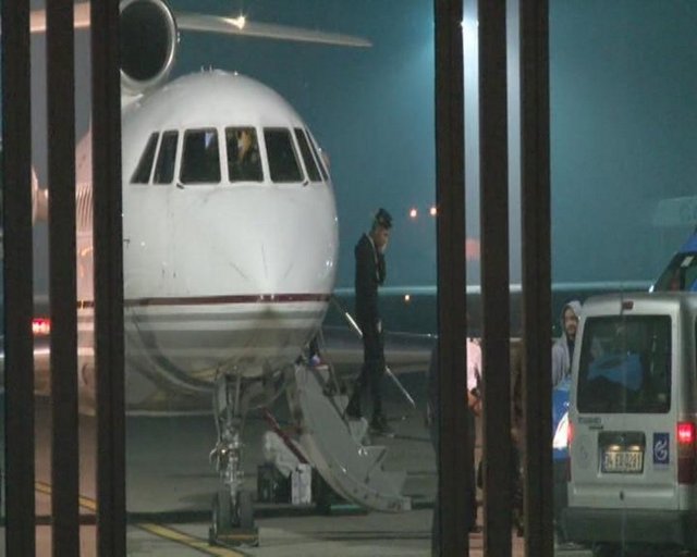 Bieber ve yanında gelen 13 kişilik orkestra grubu kendilerini takip eden basın mensuplarından kaçmak için X-ray cihazından geçtikten sonra kendilerini bekleyen araçlarına koşarak gitti.