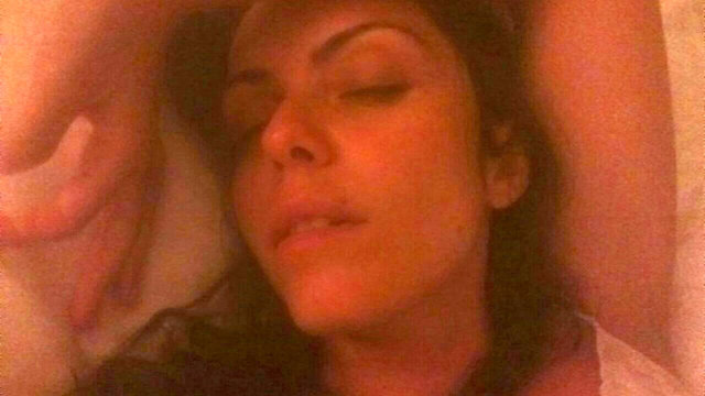 İşadamı sevgilisi Serkan Pul'dan ayrılan ünlü ressam Karolin Fişekçi "Seni seviyorum" yazılı not bırakarak intihar etti.