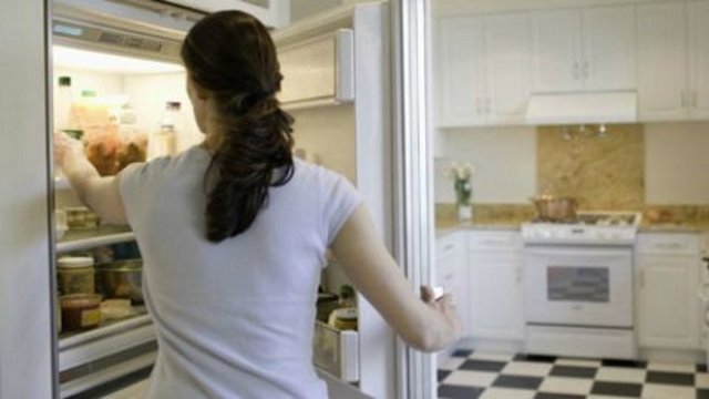 Buzdolabına kilolu halinizle olan bir fotoğrafınızı asmak, dolabı her abur cubur tüketmek için açmaya yöneldiğinizde sizi durduracak ve psikolojik açıdan kilo vermenizi kolaylaştıracaktır.