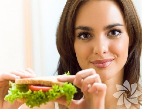 Yediklerinize dikkat edin -  - Aşırı beslenme, beyni hantallaştırır ancak yetersiz beslenme de beyin fonksiyonlarına zarar verir. Zayıflamak için yapılan diyetler, beyinde ciddi sorunlar yaratabilir ve anoreksiyaya neden olabilir.