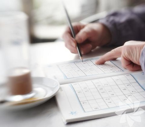 Beyninizi çalıştırın -  - Çengel bulmaca, sudoku ya da benzer oyunlarla beyninizi çalıştırmaya devam edin. Eğitim eksikliği, beynin bilişsel kapasitesinin azalmasında çok etkilidir. O nedenle ne kadar çok şey öğrenmeye çalışırsanız, ileriki yaşlarda o kadar güçlü bir beyne sahip olursunuz. 