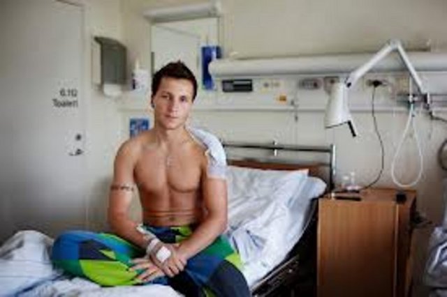 Adrian Pracon (23) Skien'de yaşıyor. Adanın güney ucundan suya atladı; adadan beş metre uzaklaşmıştı ki saldırgan silahını ona doğrulttu ancak vurmak yerine oradan uzaklaştı. Mesafenin tamamını yüzemeyeceğini düşünüp ada sahiline döndü ve sol omzundan vuruldu.