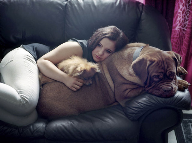 Grong'da yaşayan Iselin Rose Borch (15) basınç odasının yakınındaki bir kayayı kendisine siper etti. Sonra bir tekne tarafından kurtarıldı. "Saldırıdan sonra uzun süre uyumakta güçlük çektim. Karanlıktan korktum. Bu nedenle annemle bana iyi geleceğine karar verip bir köpek aldık" dedi.