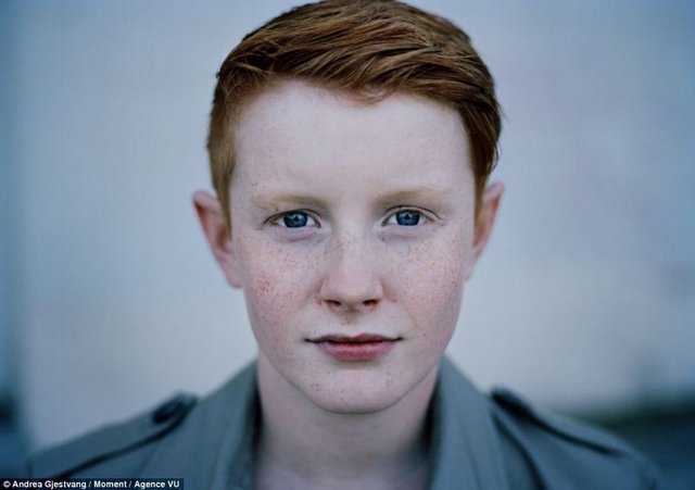 Svalbard'da yaşayan Torje Hanssen (14), kampa katılan en küçük öğrenciydi. Saldırı düzenlendiğinde 12 yaşındaydı. Ağabeyi Viljar ve birkaç arkadaşıyla çalılıkların arasına gizlendi. Ağabeyi vuruldu; o suya atladı ve dalarak kurşun isabet etmeden kurtuldu, bir tekne gelip onu anakaraya taşıdı.