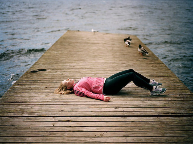 Emilie Bersaas (20) okulun yatakhanesindeki bir yatağın altına saklandı. Orada iki saat kaldı; polis gelince saklandığı yerden çıktı.